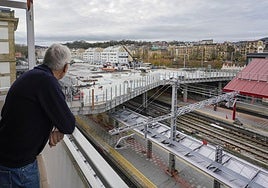 Los nuevos andenes centrales de la estación que recibirán al TAV y la plaza nueva plaza elevada junto a Tabakalera.