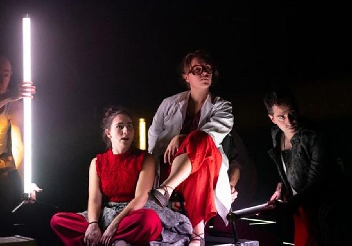 El elenco de actores de 'Nor naizen baneki' se subirá esta tarde al escenario de Bastero de Andoain.