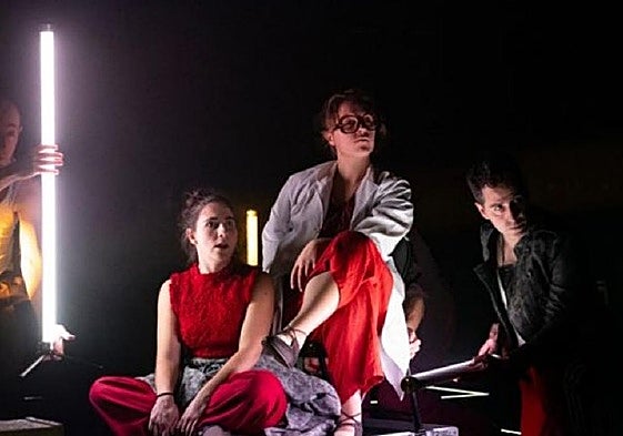 El elenco de actores de 'Nor naizen baneki' se subirá esta tarde al escenario de Bastero de Andoain.