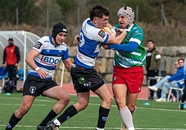 Disputa entre un jugador del Hernani y otro del Sant Cugat en el partido jugado en tierras catalanas.