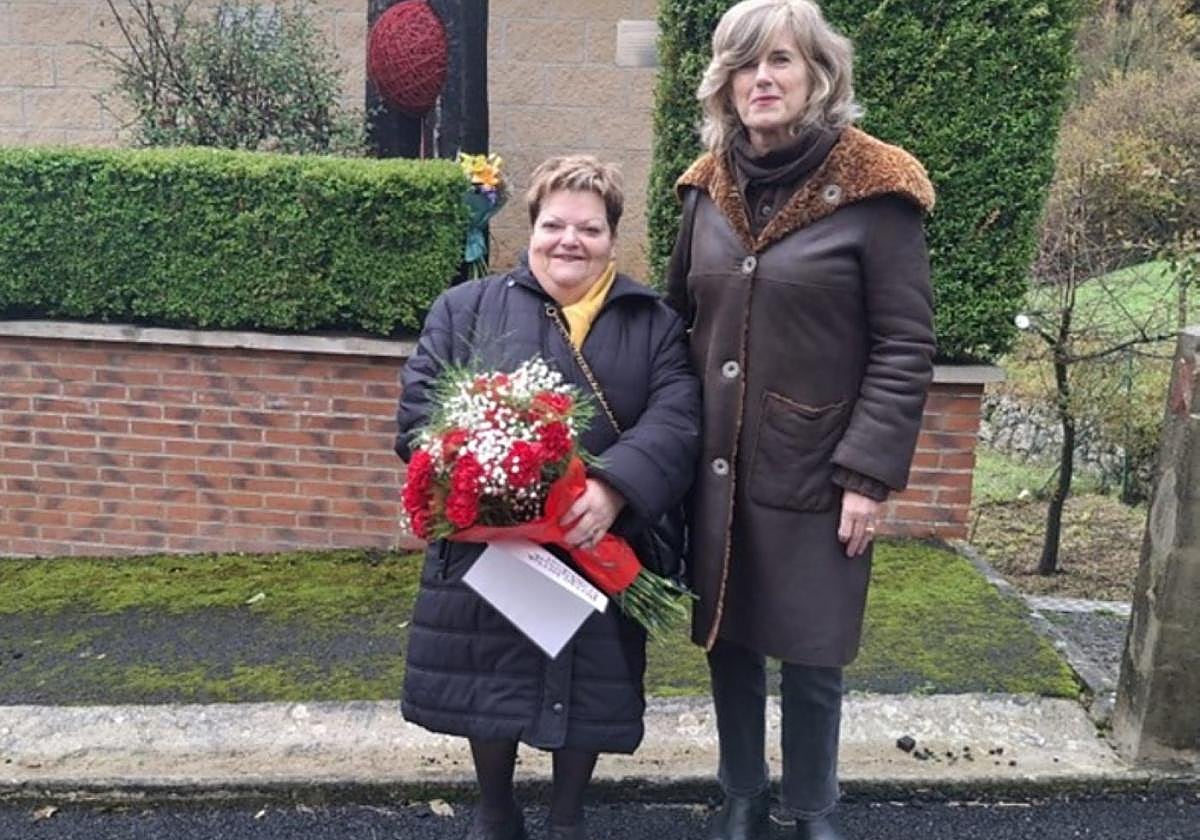 Nekane Basurto (Pedro Basurtoren iloba) eta Marina Bidasoro Zumaiako Udaleko zinegotzia.