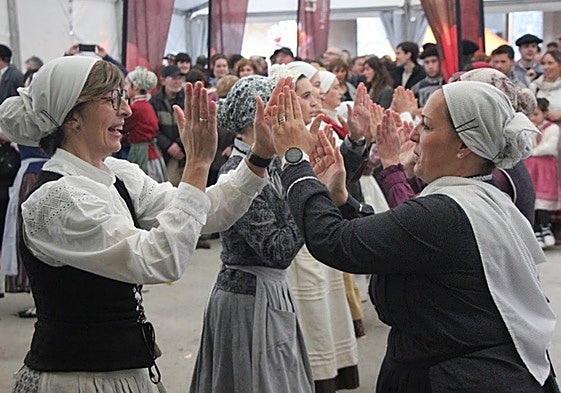 Hainbat herritar azokaren aurreko edizio batean dantzan.