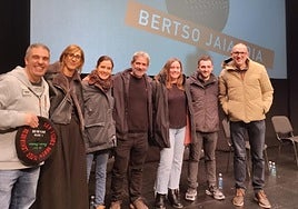 Legorburu posa sonriente con la txapela.