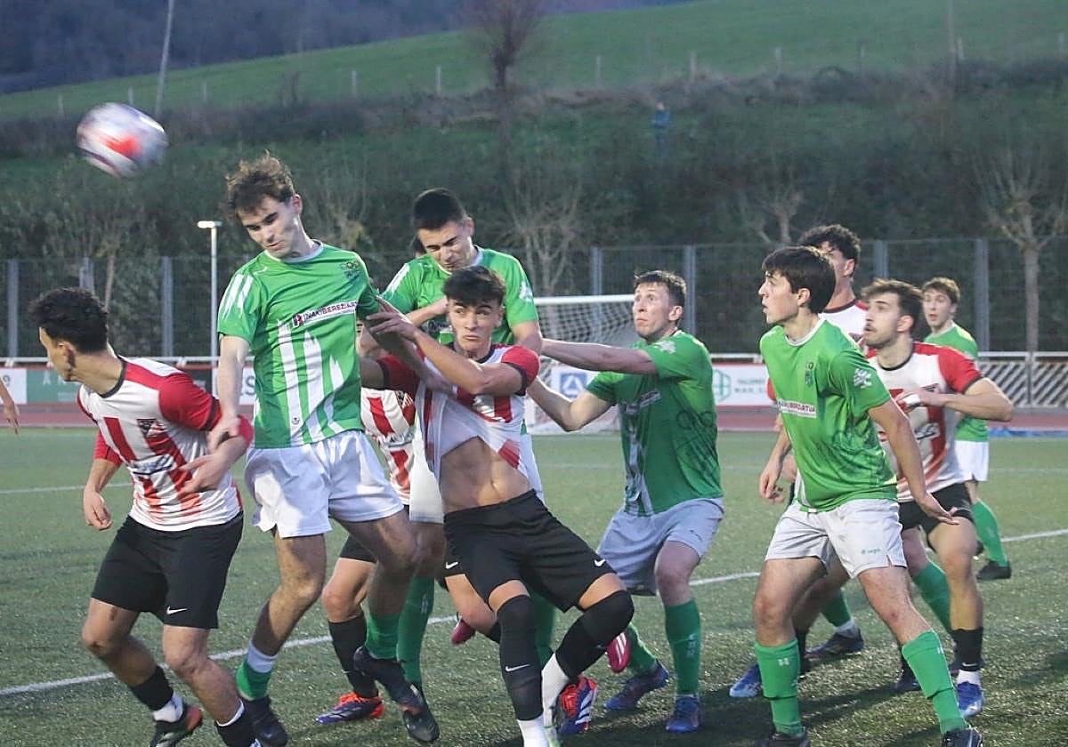 Jugadores del 'Haundi' y del Hernani en un lance del partido del pasado fin de semana, en Mintxeta.