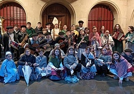 San Nicolás. Aupado por escolares y músicos, este jueves.