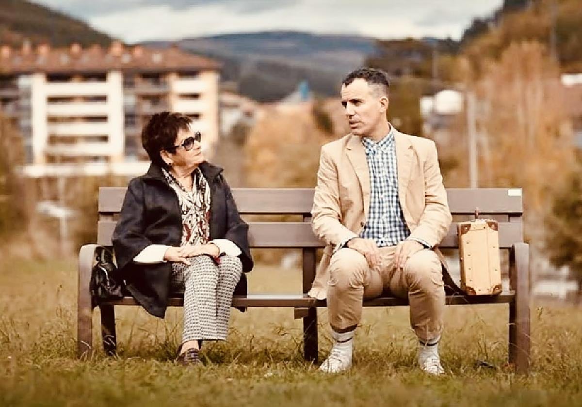 La veterana comerciante aretxabaletarra ya jubilada, Angelines, y Forrest Gump (Kepa Errasti) en la mítica escena del banco.