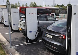 Estación de puntos de recarga en el párking de Galarreta, en Hernani.