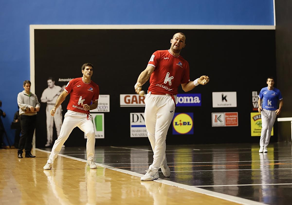 Elordi lleva una pelota desde la contracancha, con Zabaleta a su espalda, este viernes en Amorebieta.