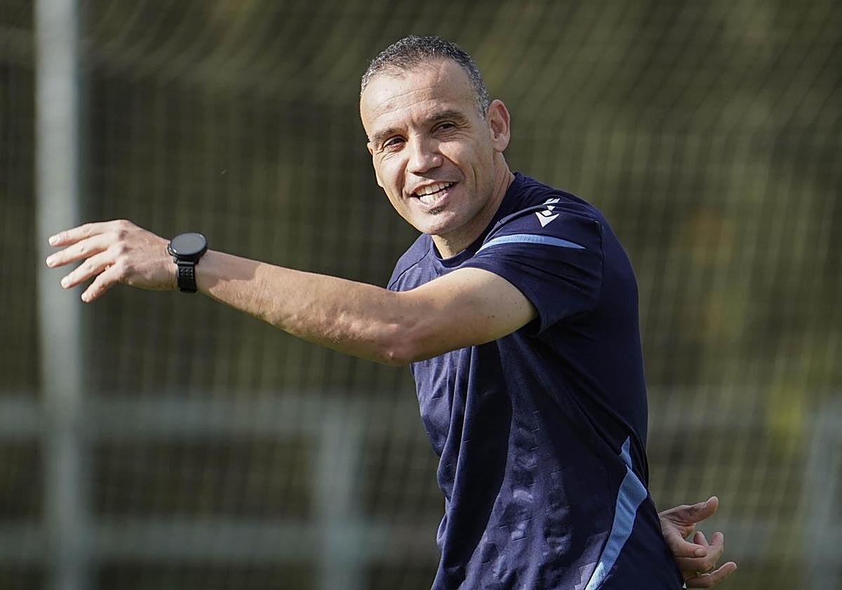 Sergio realiza una indicación durante un entrenamiento de la Real en Zubieta