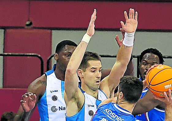 Mikel Motos frena un ataque de Jordá.