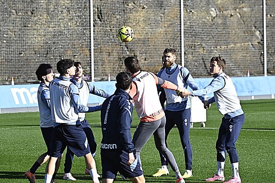 Caleta-Car, junto a Sucic y otros jugadores en un ejercicio de calentamiento del viernes en el José Luis Orbegozo de Zubieta