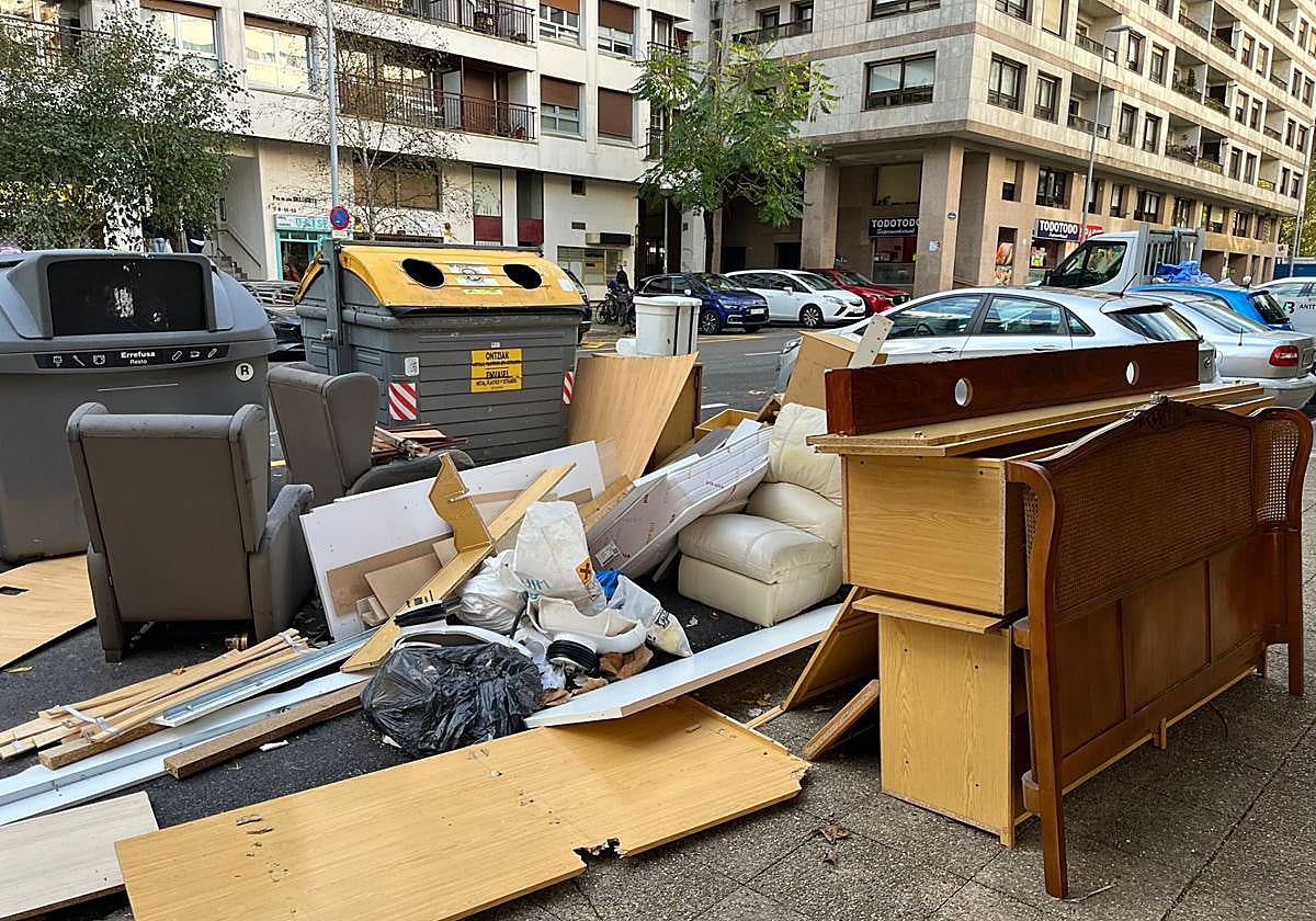 Denuncia Marga Rodríguez: «Es vergonzoso el estercolero que se forma diariamente en los contenedores de basura situados en el cruce de J. M. Salaberria con la calle Amezketa, depositando todo tipo de enseres, escombros, inodoros, etc, impidiendo frecuentemente el acceso a los contenedores para poder reciclar. Normalmente cuando lo retiran, no queda ni medio día libre. Parece que el Ayuntamiento no pone interés en localizar a los culpables y sancionarles por su falta de cumplimiento de las ordenanzas municipales».