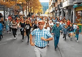 Errasti da vida a Forrest Gump, que corre por Aretxabaleta a favor del comercio local.