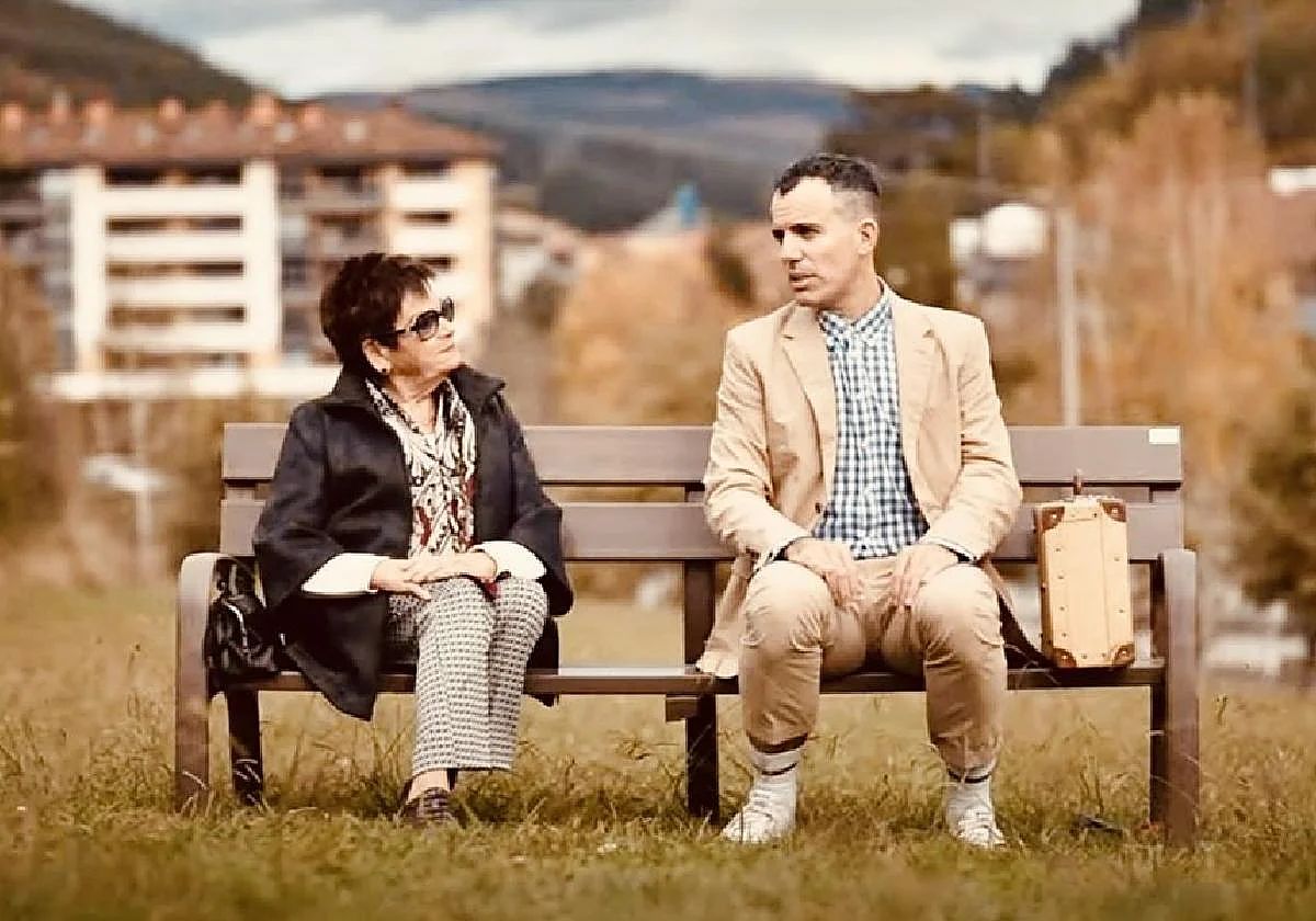 Errasti charla con Angelines, conocida tendera en Aretxabaleta de un comercio local ya cerrado.