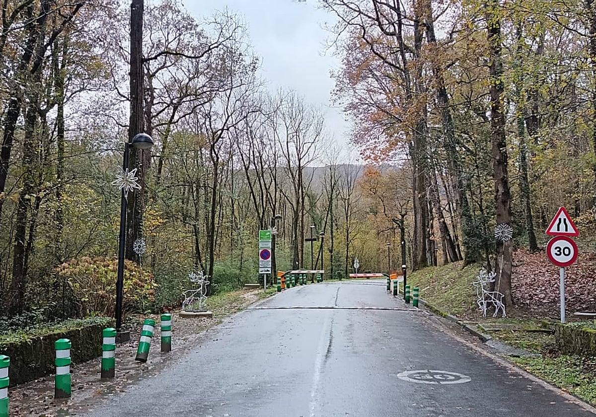 Uno de los accesos a la urbanización del golf.