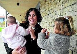 Itsaso González, madre soltera por elección, posa con sus hijas Nahia, de cuatro meses, y Maren, de cuatro años, en Usurbil.