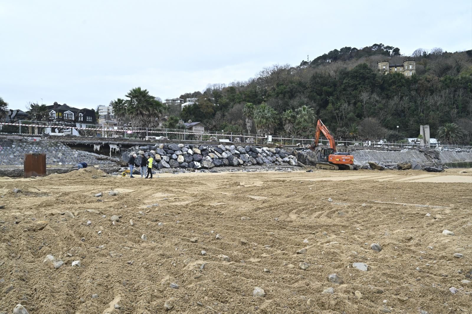 Las mareas vivas reabren los boquetes del muro de costa en Ondarreta