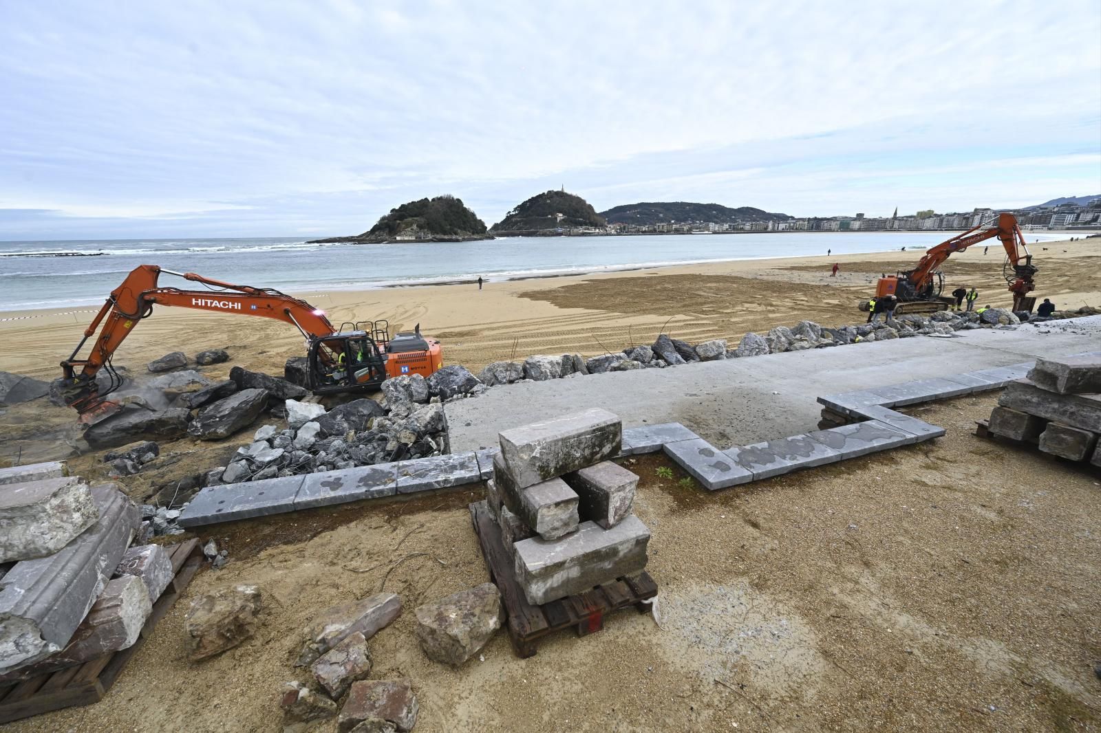 Las mareas vivas reabren los boquetes del muro de costa en Ondarreta