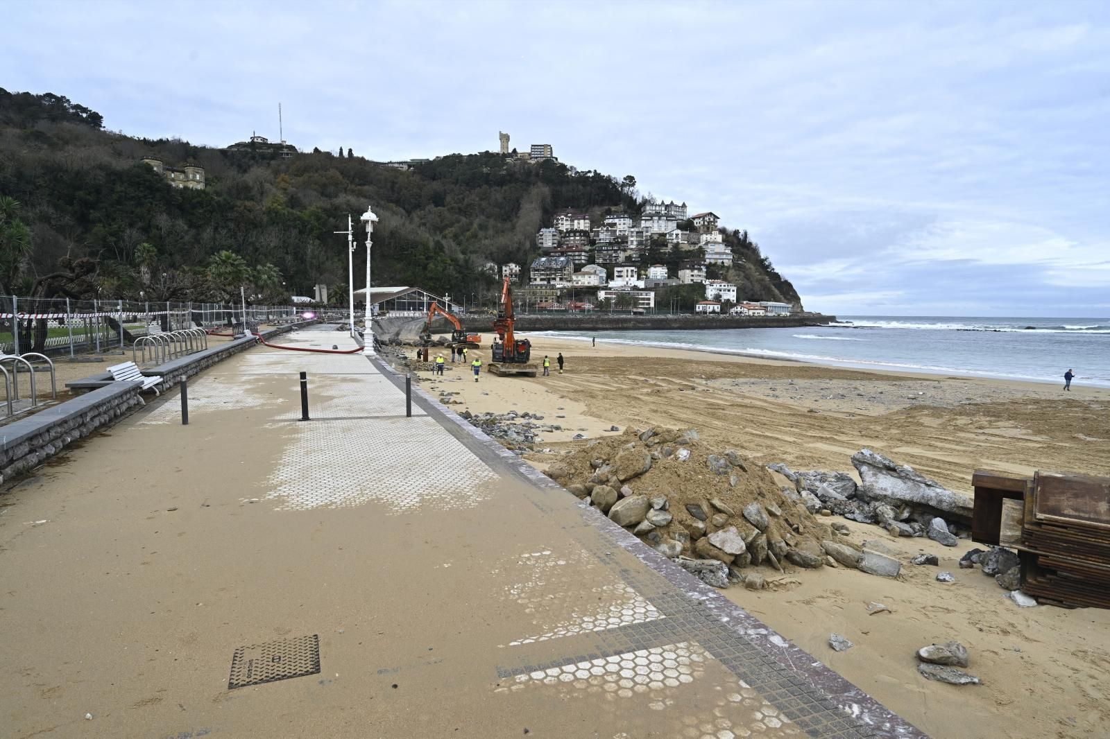 Las mareas vivas reabren los boquetes del muro de costa en Ondarreta