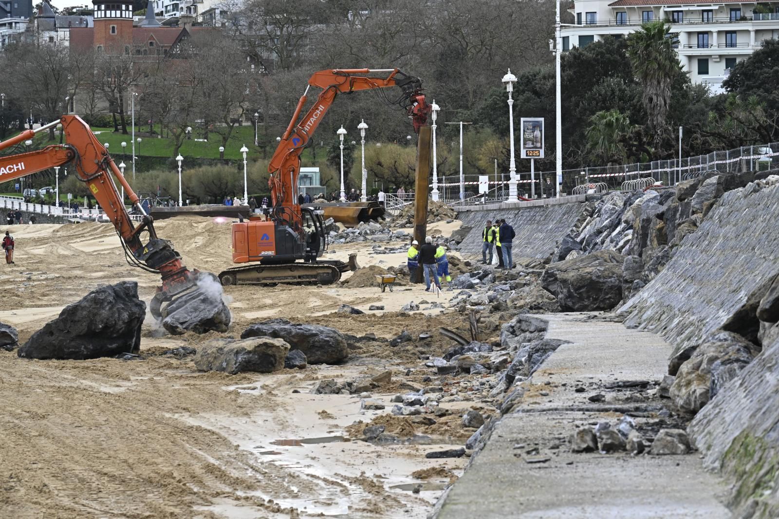 Las mareas vivas reabren los boquetes del muro de costa en Ondarreta