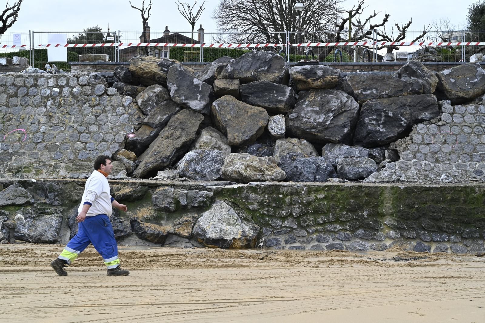 Las mareas vivas reabren los boquetes del muro de costa en Ondarreta