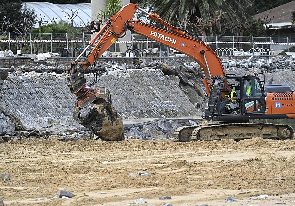 Las mareas vivas reabren los boquetes del muro de costa en Ondarreta