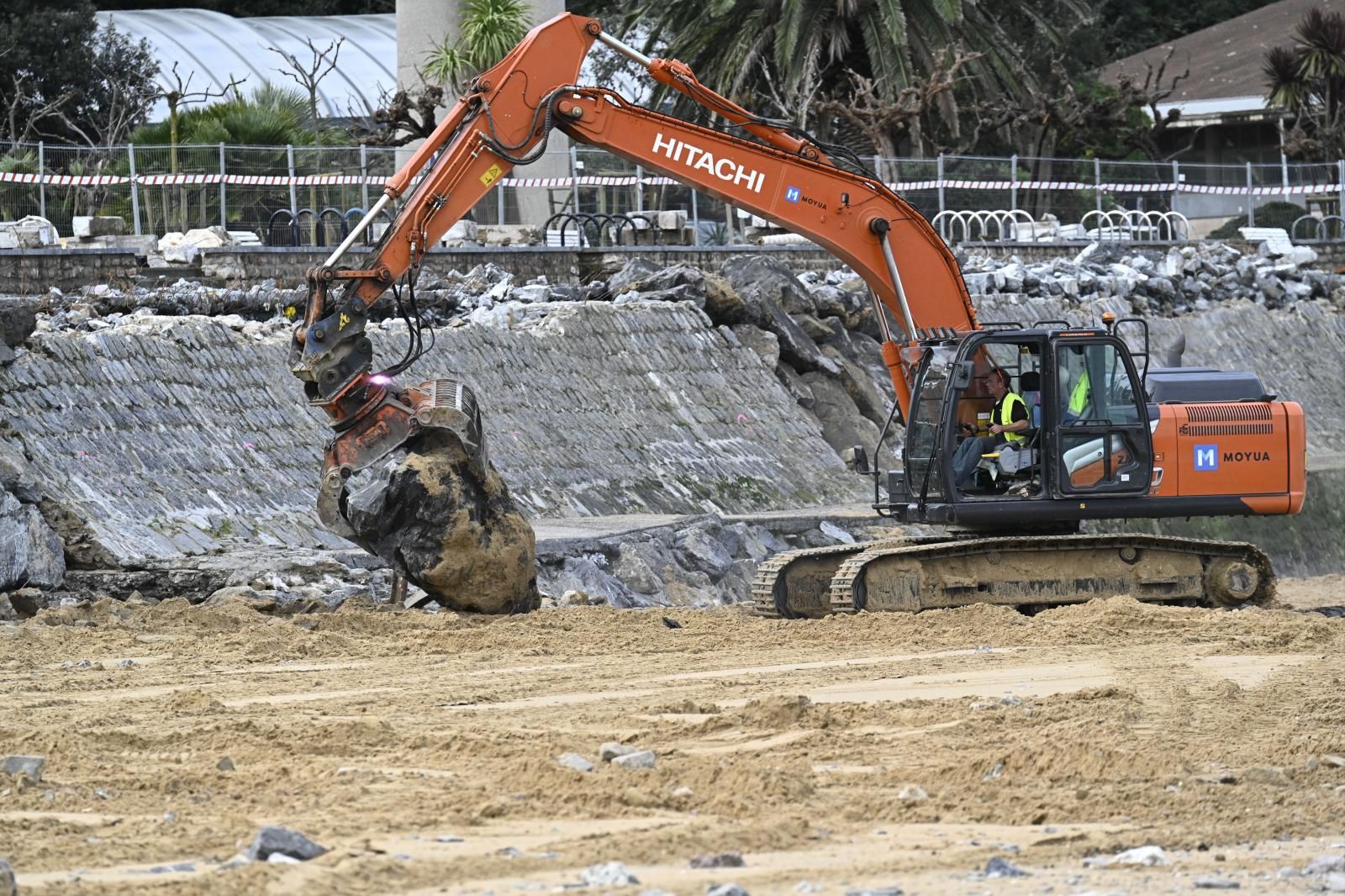 Las mareas vivas reabren los boquetes del muro de costa en Ondarreta