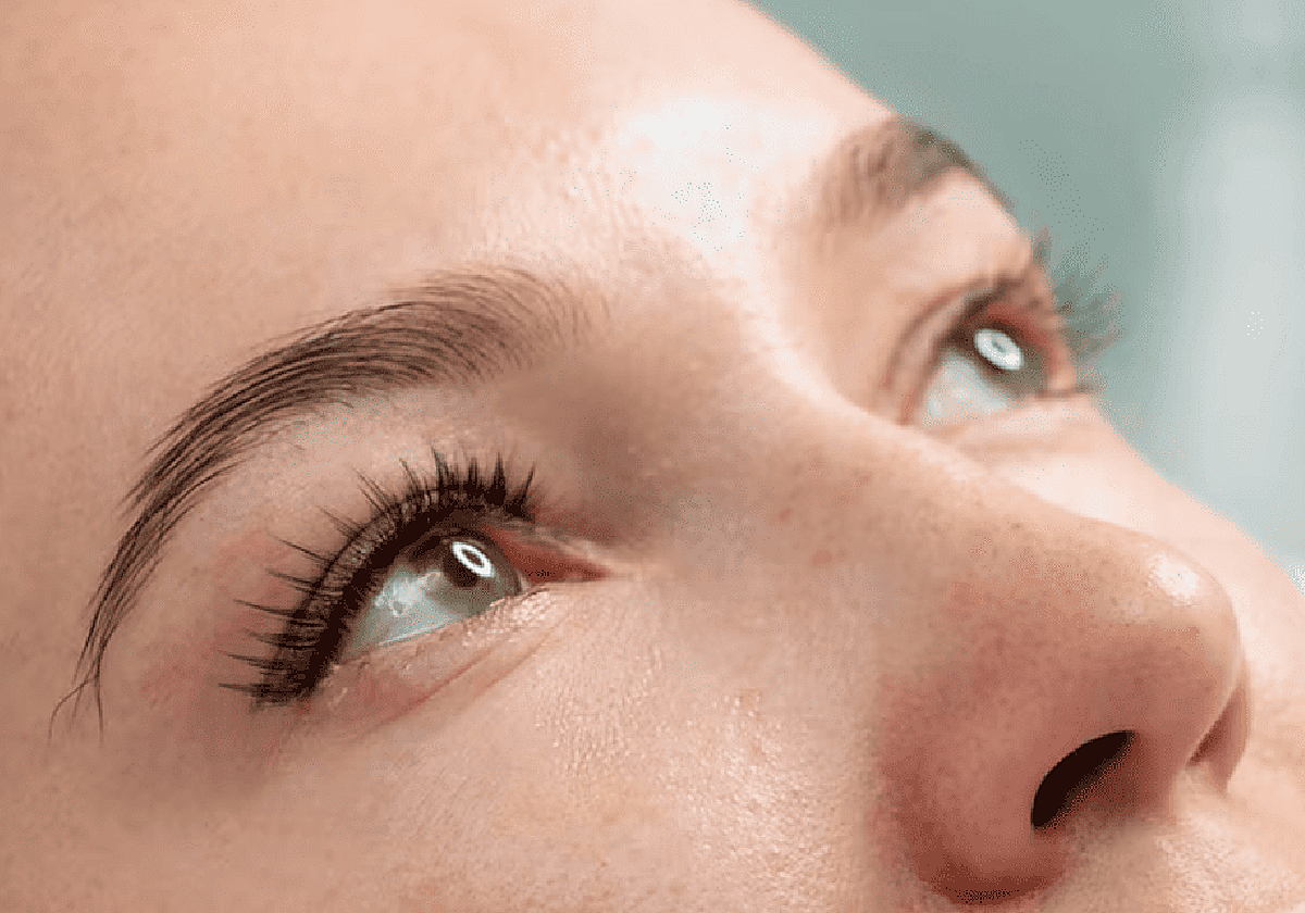 Caída estacional de cejas y pestañas