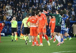 Los jugadores se lamentan después del último córner desperdiciado.