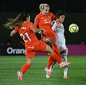 Emma Ramírez y Cahynová pelean para hacerse con un balón.