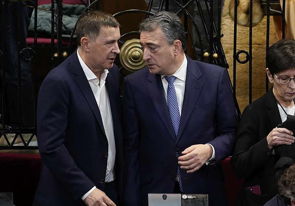 Otegi con Esteban en una foto de archivo.