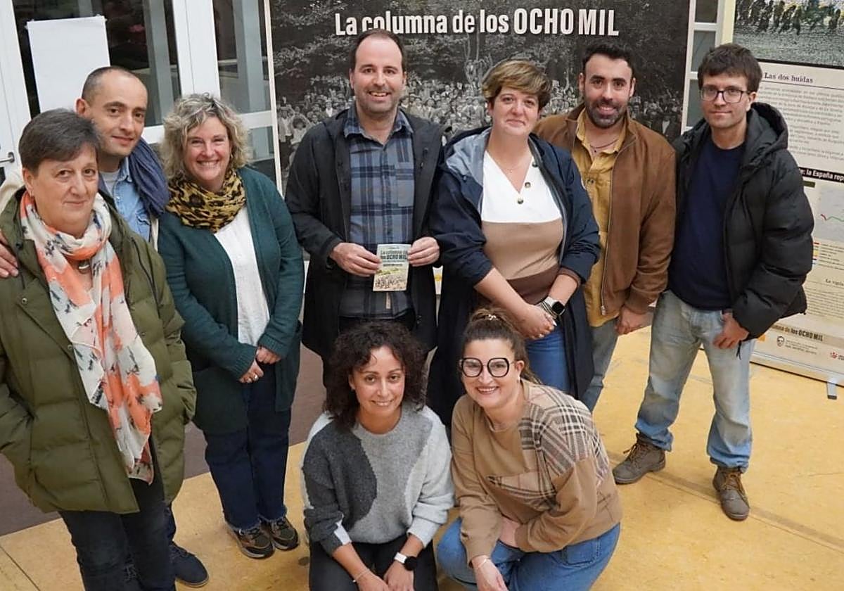 InauguraciónRepresentantes municipales, así como miembros del hogar extremeño acudieron a la exposición.