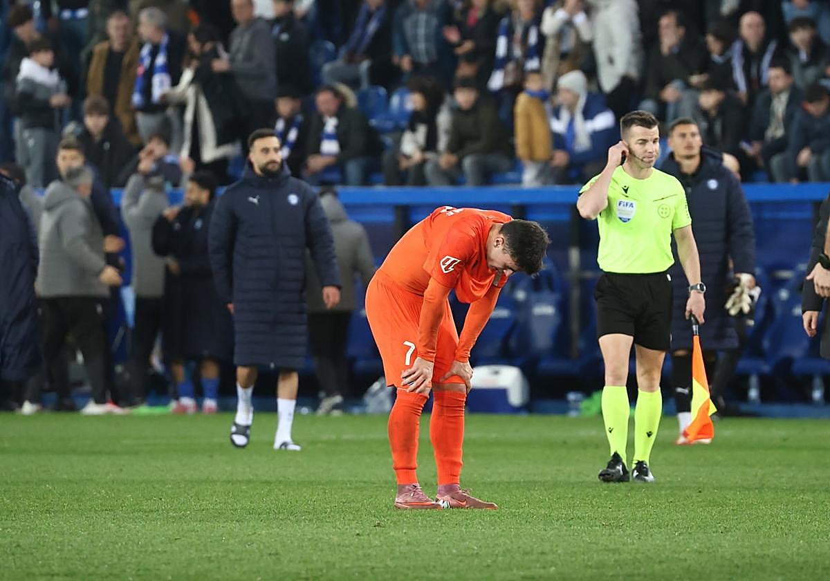 Ander Barrenetxea, triste tras el esfuerzo estéril en Mendizorrotza una vez acabado el partido.