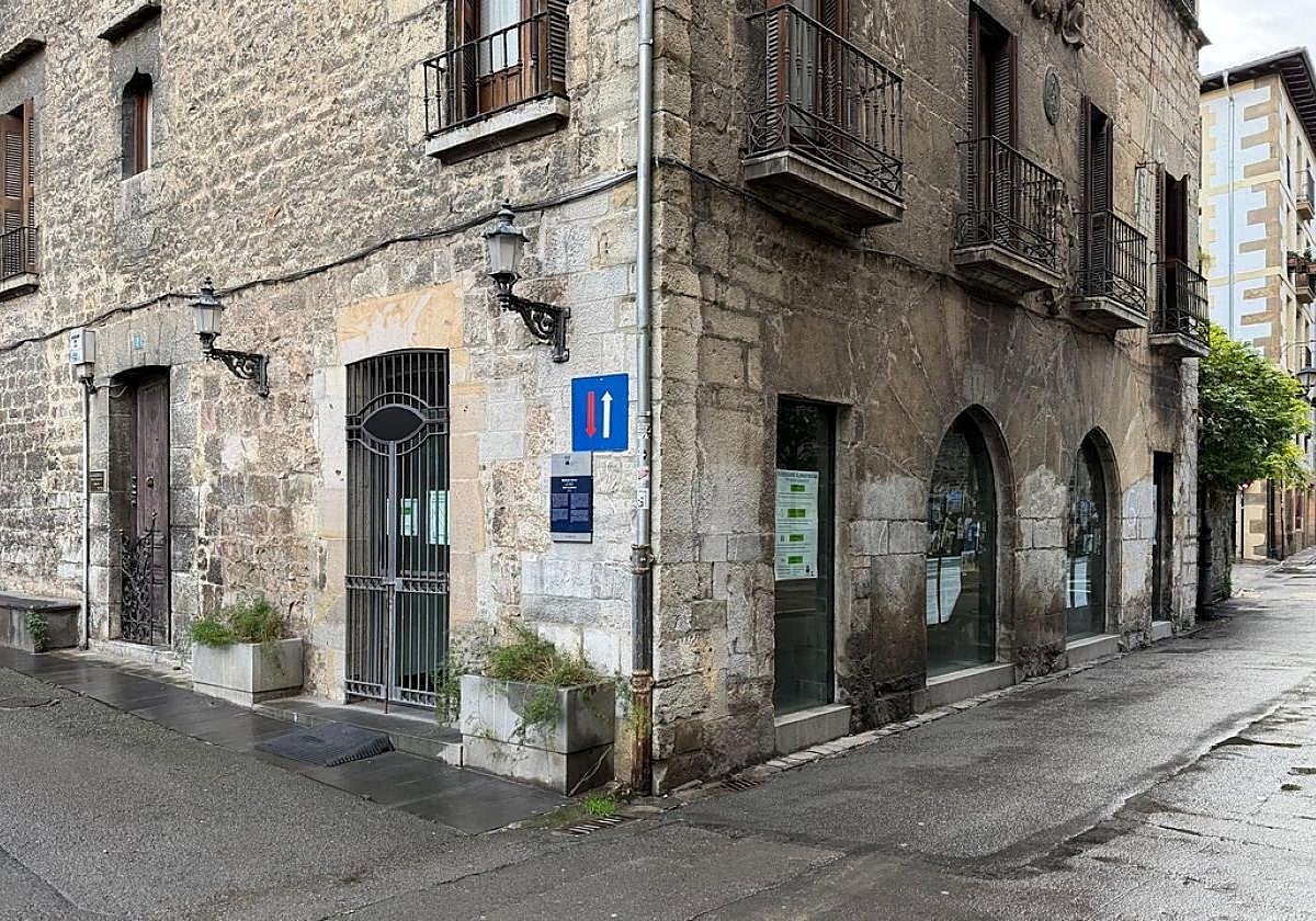 Toda la planta baja del número de la plaza se adecuará para acoger a los servicios sociales municipales.