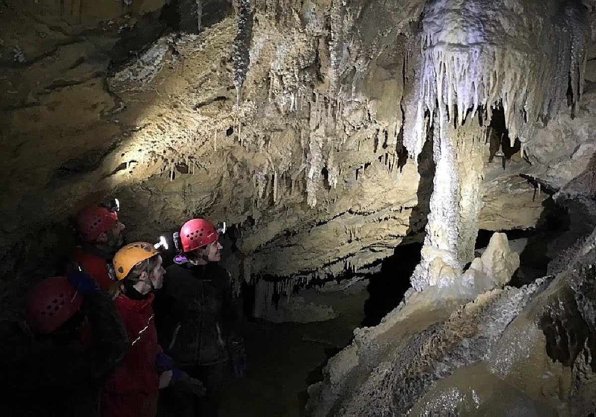 Varias personas durante una incursión espeleológica a la cueva de Ermittia Bekoa.
