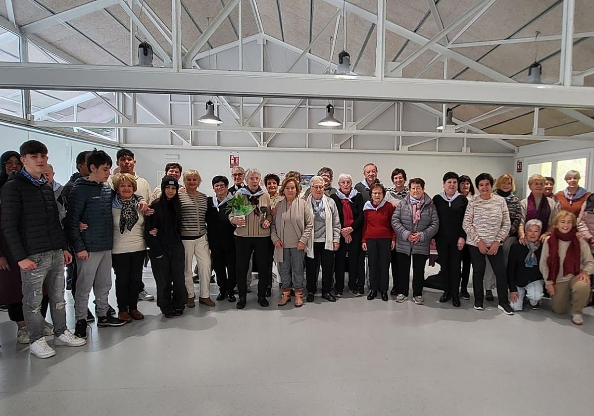 Los alumnos de Aretxabaleta Lanbide Eskola y los mayores de Basotxo compartieron vivencias y la voluntad de seguir colaborando.