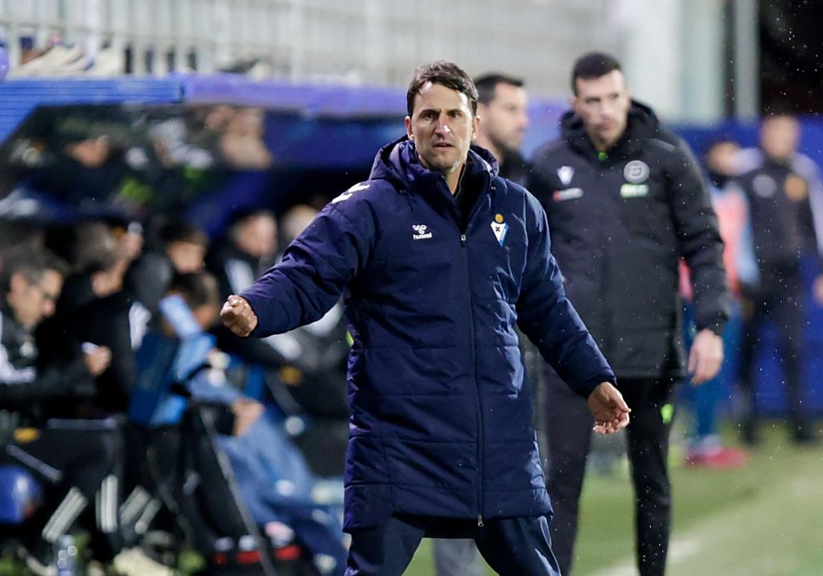 Beñat San José da instrucciones en la zona técnica de Ipurua durante el partido entre el Eibar y el Real Zaragoza.
