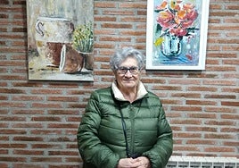 María Carmen Usabiaga junto a dos de los cuadros expuestos en Altarte.