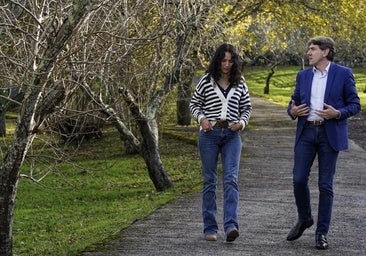 Maider García Martín, paseando junto a Eneko Andueza en Irun.