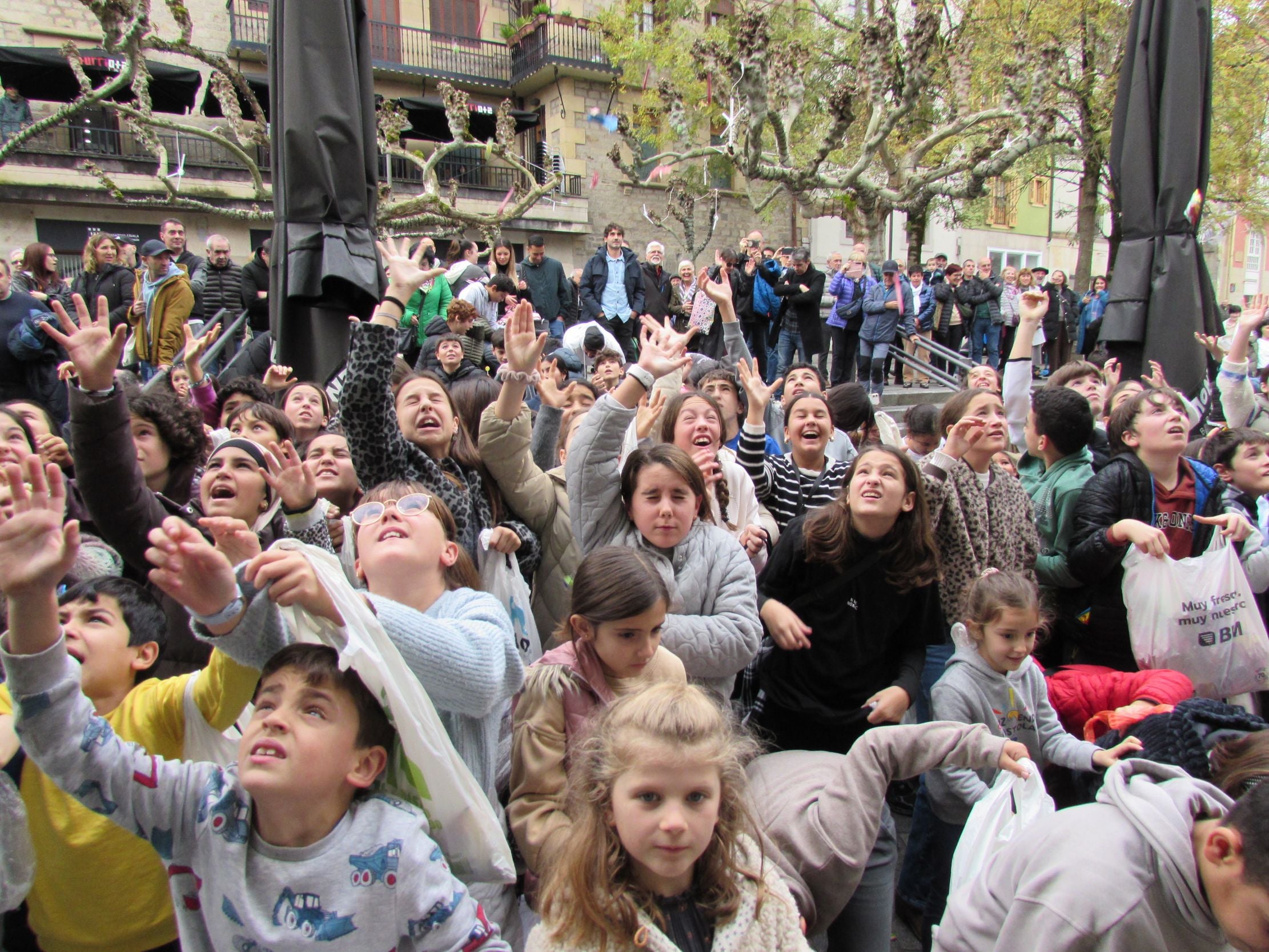 Ilusión y tradición en los bolo-bolos de San Nikolas