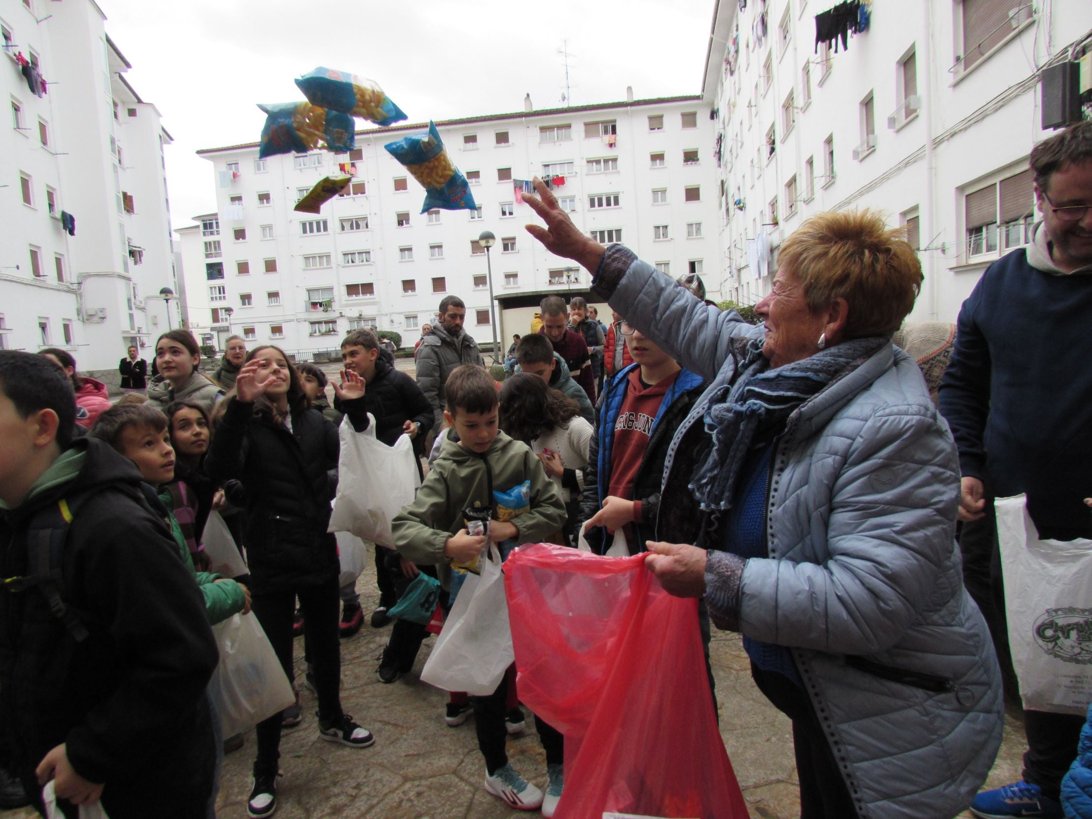 Ilusión y tradición en los bolo-bolos de San Nikolas