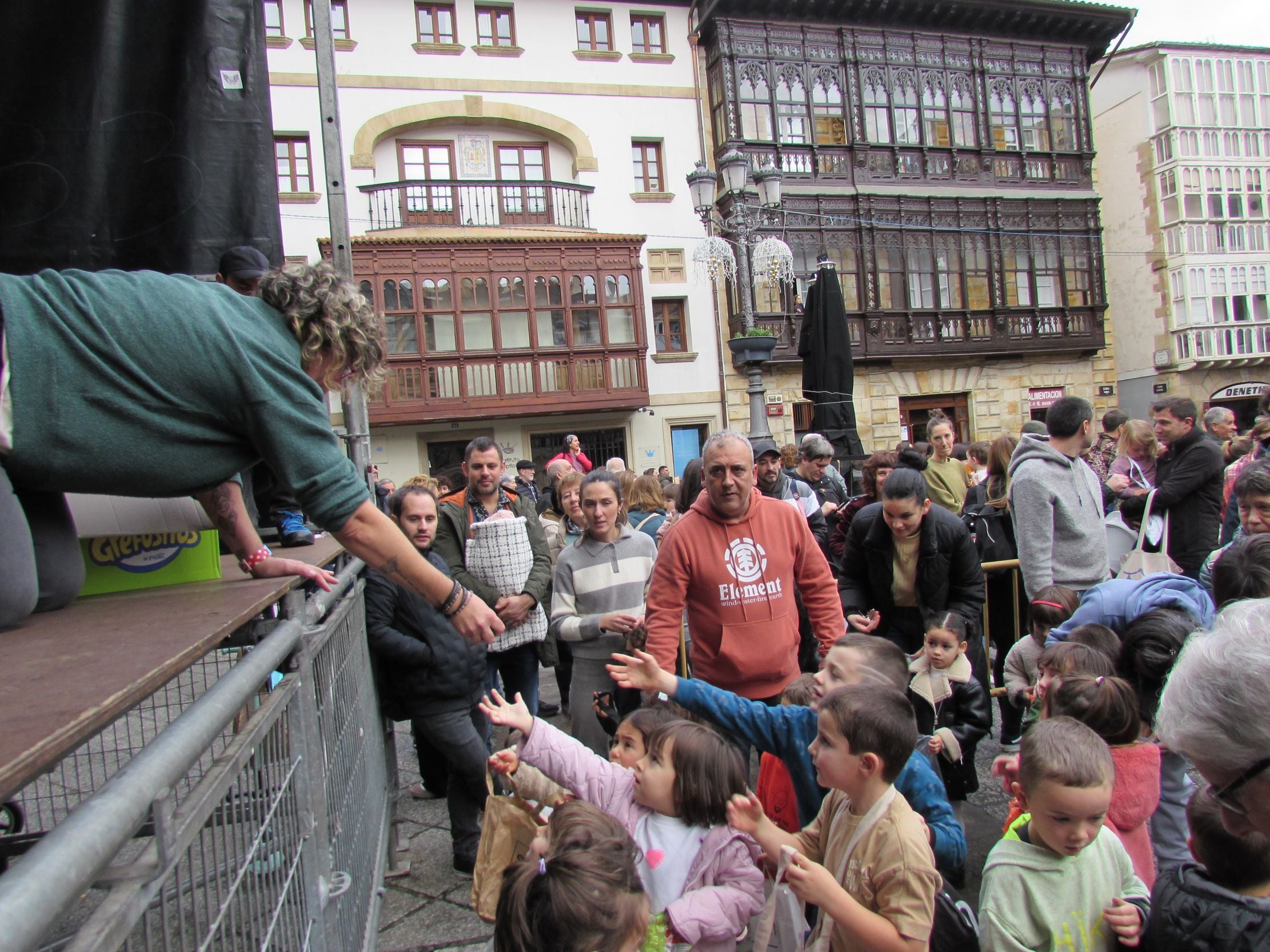 Ilusión y tradición en los bolo-bolos de San Nikolas
