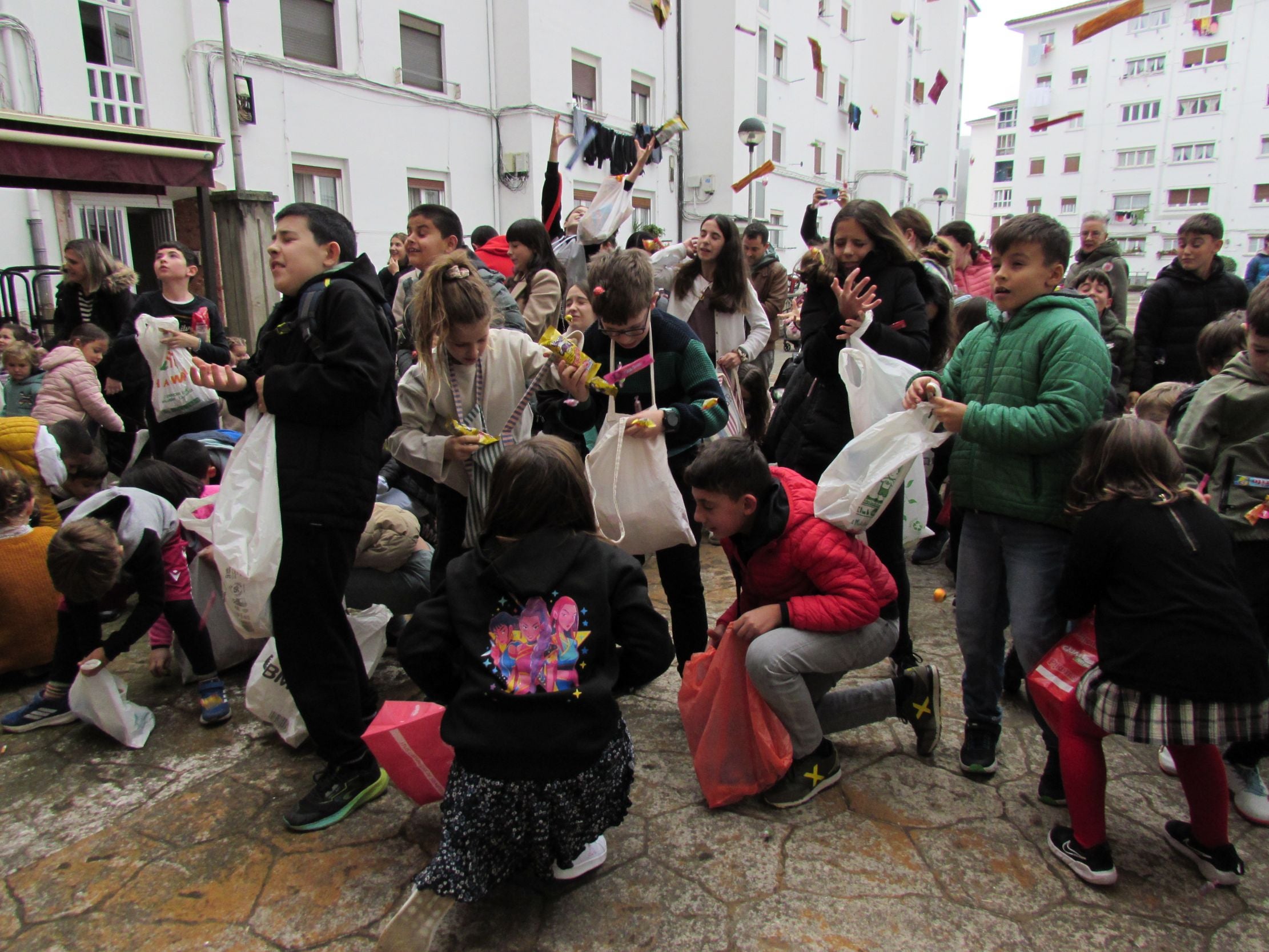Ilusión y tradición en los bolo-bolos de San Nikolas