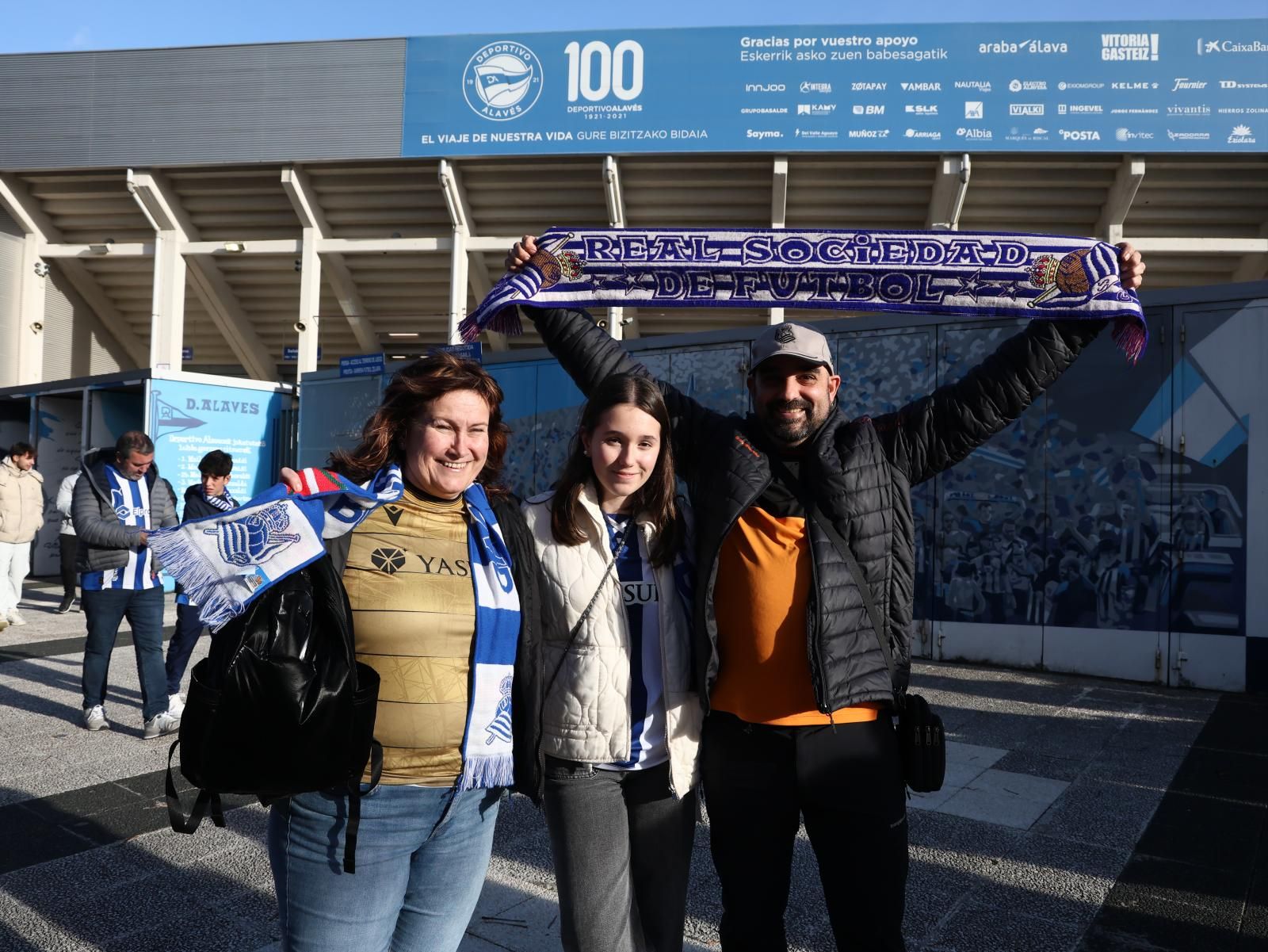 La afición de la Real Sociedad se deja sentir en Mendizorroza