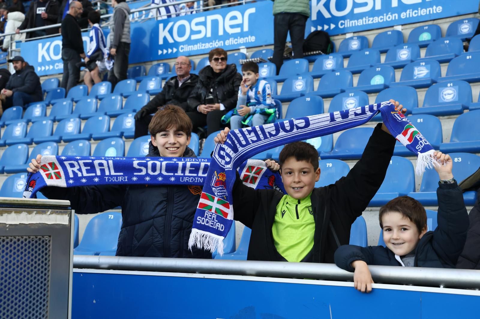 La afición de la Real Sociedad se deja sentir en Mendizorroza