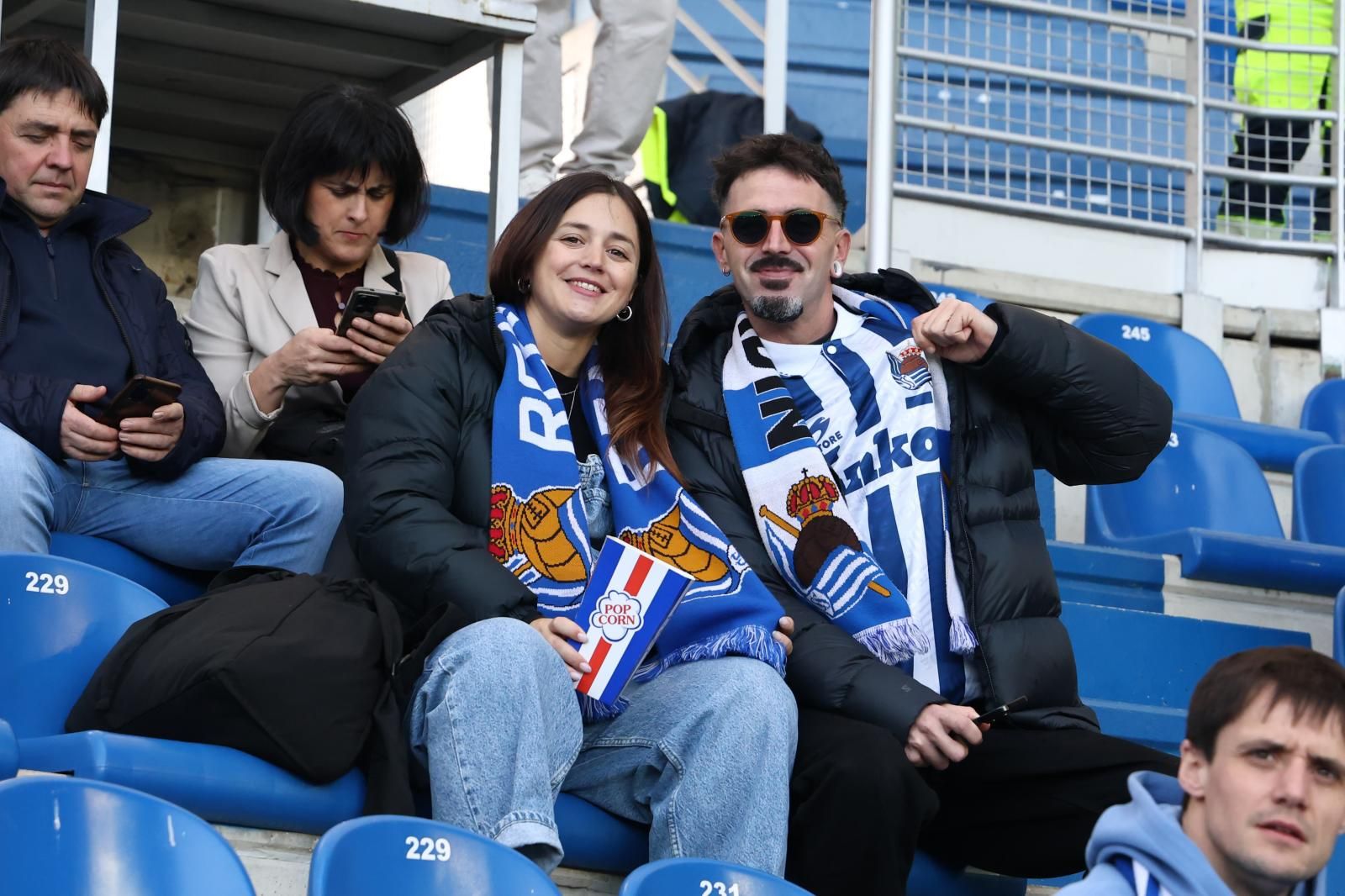 La afición de la Real Sociedad se deja sentir en Mendizorroza