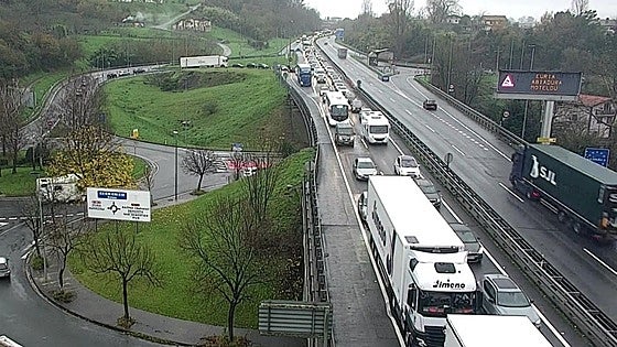 Largas colas en la AP-8 y la GI-636 en dirección a la muga