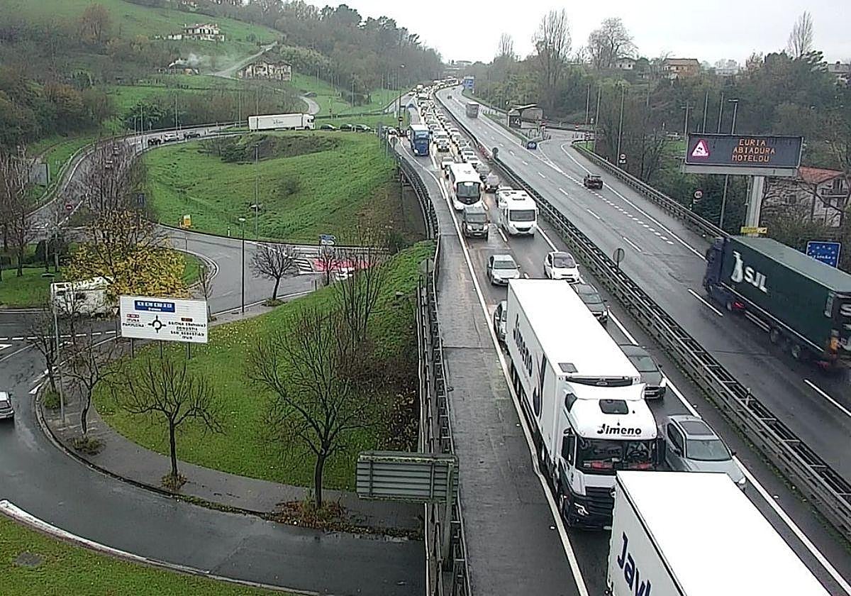Largas colas en la AP-8 y la GI-636 en dirección a la muga