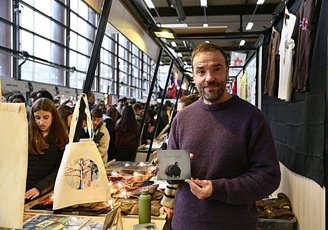 Iker Lauroba musikariak lehenengo aldiz bere erakusmahaia du.