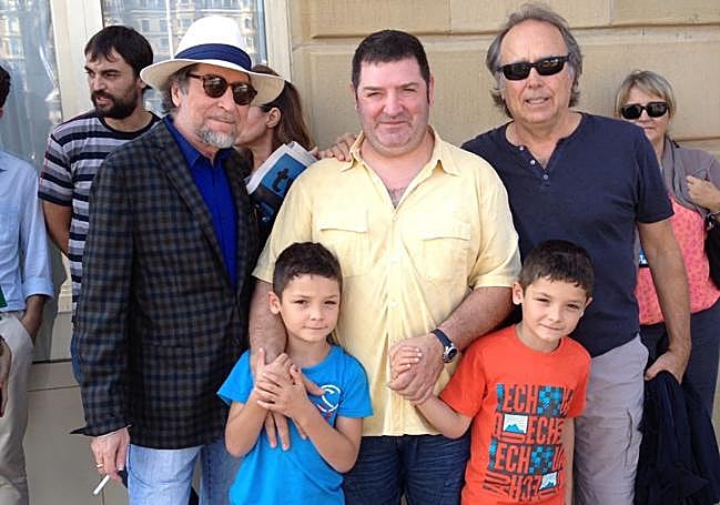 Lucas y sus dos hijos entre Sabina y Serrat, en Donostia.